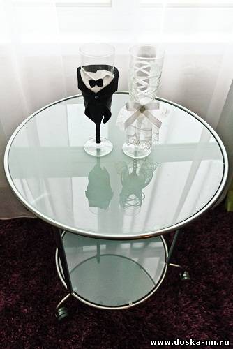 Свадебные бокалы в костюмах жениха и невесты handmade